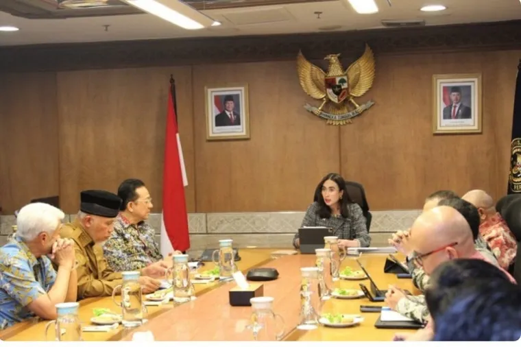 Gubernur Sumbar, Mahyeldi secara langsung bertemu dengan Menteri Pariwisata RI, Widiyanti Putri Wardhana, guna mendiskusikan langkah-langkah strategis dalam mengusulkan beberapa program unggulan pariwisata Sumbar ke tingkat nasional. (Foto: Ist)