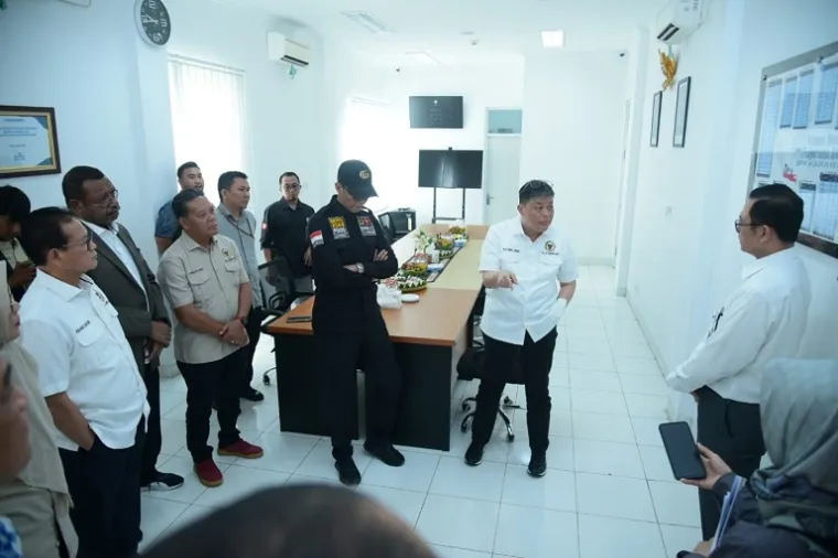 Ketua Komisi IV DPR RI, Alex Indra Lukman mengunjungi Sentra Penggilingan Padi, pada Rabu (30/4/2025) di Karawang, Provinsi Jawa Barat. (Foto: Ist)