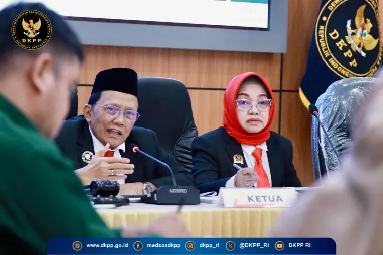 Dewan Kehormatan Penyelenggara Pemilu (DKPP) menggelar sidang pemeriksaan dugaan pelanggaran kode etik penyelenggara pemilu (KEPP) perkara nomor 116-PKE-DKPP/II/2025 di Kantor KPU Provinsi Sumatera Barat, Kota Padang, pada Kamis (22/5/2025). (Dok. DKPP)