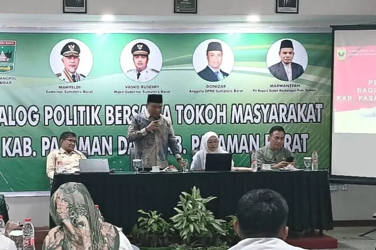 Dialog Politik Anggota DPRD Sumbar, Donizar dan Kesbangpol bersama tokoh masyarakat di Hotel Monopoli, Bukittinggi. (Foto: Putra)