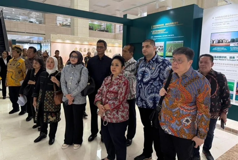 Delegasi Komisi IV DPR RI mengunjungi China Academy of Agricultural Sciences (CAAS) di Beijing untuk mempelajari pertanian vertikal cerdas. (Foto: Ist)