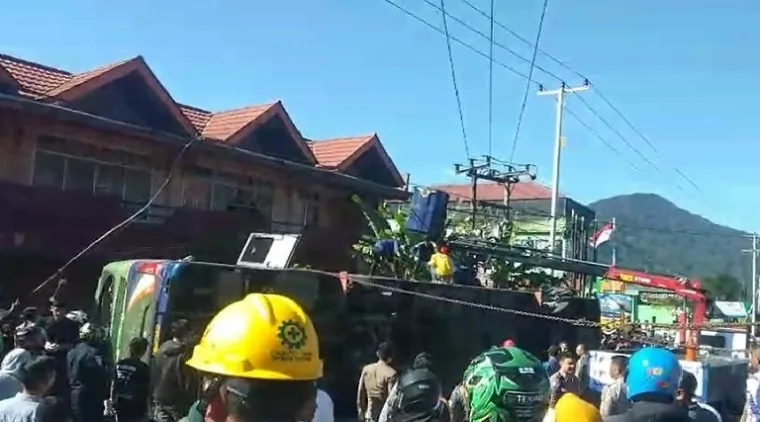 Bus ALS mengalami kegagalan sistem pengereman terjadi di Jalan Prof Hamka, Kota Padang Panjang, pada Selasa pagi (6/5/2025). (Foto: Ist)