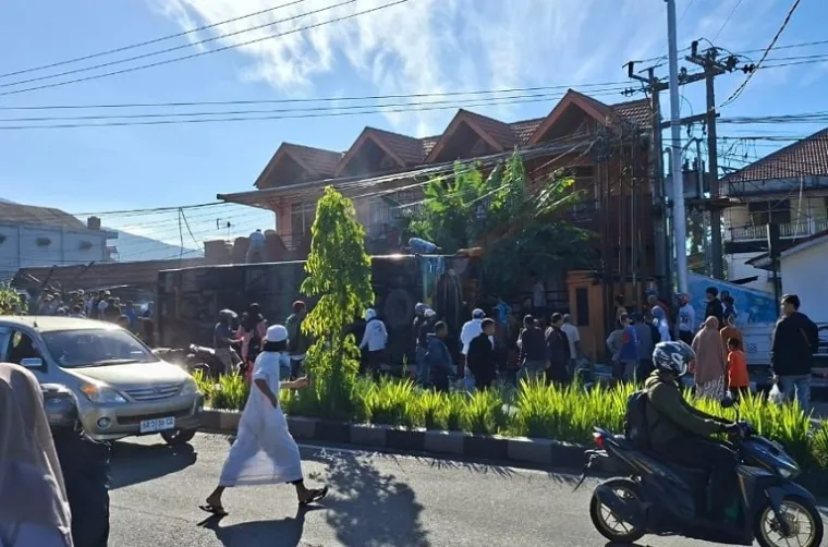 Bus ALS mengalami kecelakaan tunggal dan terbalik tepat di depan Terminal Bukit Surungan, Padang Panjang. (Foto: Ist)