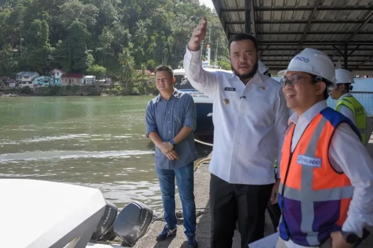 Wali Kota Padang Fadly Amran meninjau Pelabuhan Muaro Padang bersama General Manager PT Pelindo Regional 2 Teluk Bayur, Ferrial Dunan Sidabutar. (Foto: Ist)
