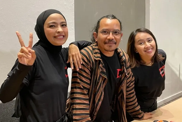 Cella Kotak dan personel lainya memberikan keterangan usai sidang banding di Yogyakarta. (Foto: Ist)