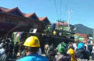 Bus ALS mengalami kegagalan sistem pengereman terjadi di Jalan Prof Hamka, Kota Padang Panjang, pada Selasa pagi (6/5/2025). (Foto: Ist)