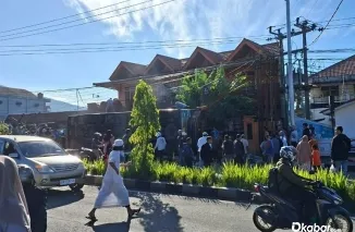 Bus ALS mengalami kecelakaan tunggal dan terbalik tepat di depan Terminal Bukit Surungan, Padang Panjang. (Foto: Ist)