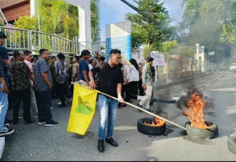 Demo di Kejati Sumbar, Minta Usut Kasus Lahan Hutan di Solsel, Tuntut Kajati Mundur
