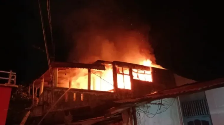 Dua unit rumah di Komplek Cendana Mata Air Tahap VI, Kelurahan Mata Air, Kecamatan Padang Selatan, Kota Padang, ludes terbakar. (Ist)