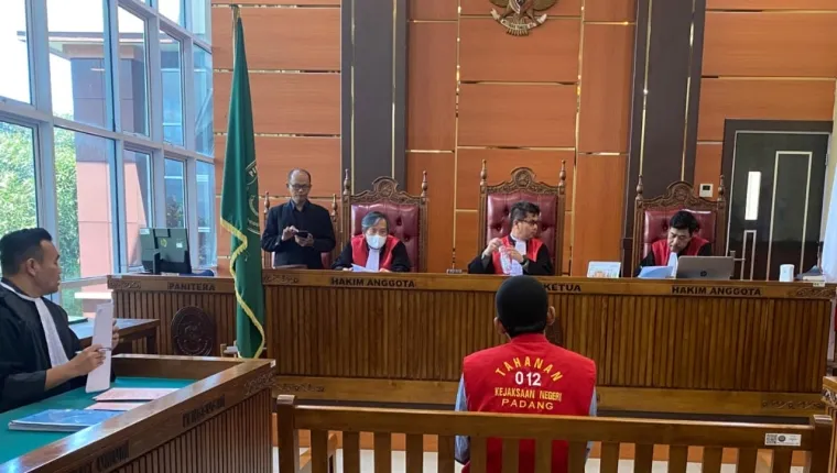 Terdakwa Salmen Carky, menjalani sidang di Pengadilan Negeri Kelas IA Padang. (Ist)