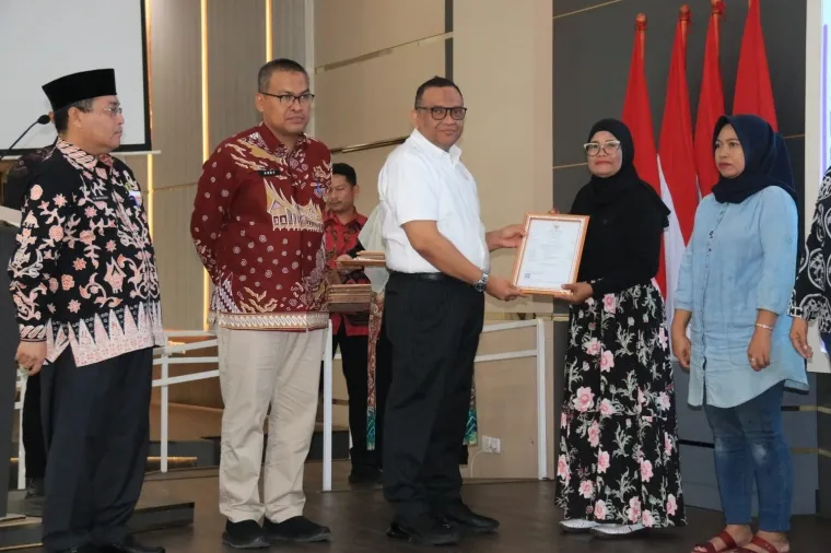 Kepala Kantor Wilayah Kementerian Agama (Kanwil Kemenag Sumbar) Mahyudin bersama dengan Wakil Kepala Badan (Wakaban) BPJPH, Afriansyah Noor, memberikan piagam. (Ist)