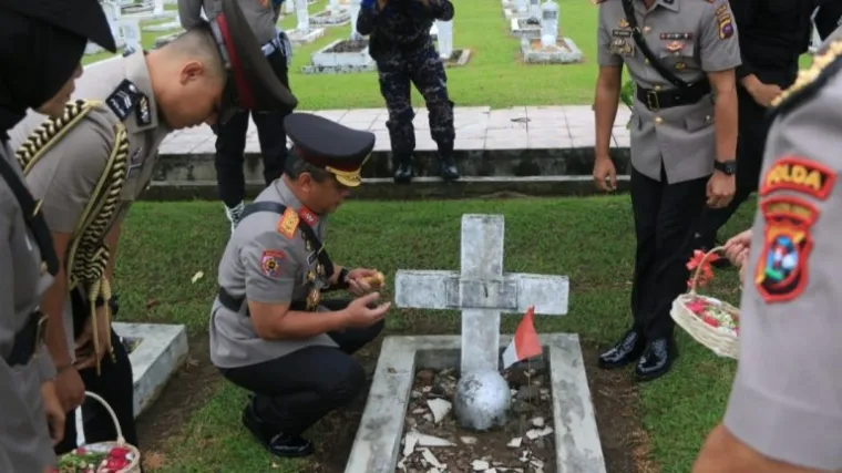 Kapolda Sumbar beserta jajaran saat ziarah kubur di taman makam pahlawan, Kusuma Negara, Kota Padang, Senin (23/6/2025)(Foto: dok. Humas Polda Sumbar)