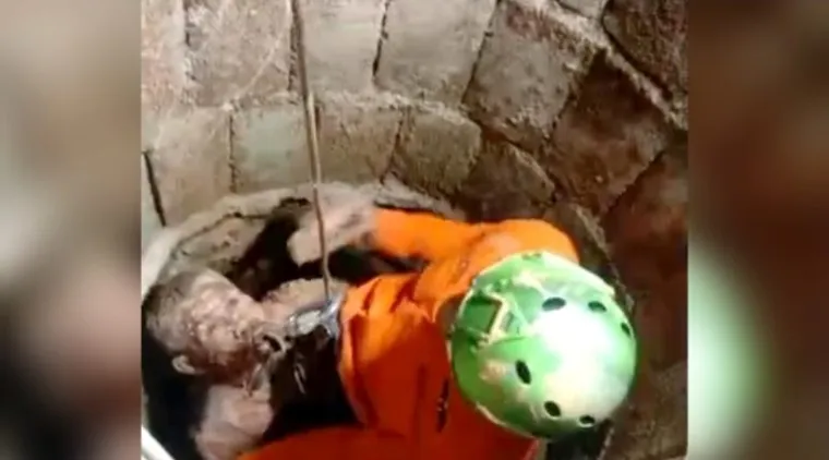 Korban saat dievakuasi dari dalam sumur oleh Tim SAR, Senin (23/6/2025)(Foto: dok. Humas Kantor SAR Padang)