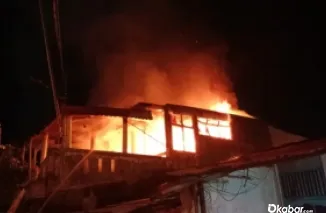 Dua unit rumah di Komplek Cendana Mata Air Tahap VI, Kelurahan Mata Air, Kecamatan Padang Selatan, Kota Padang, ludes terbakar. (Ist)