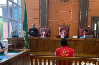 Terdakwa Salmen Carky, menjalani sidang di Pengadilan Negeri Kelas IA Padang. (Ist)