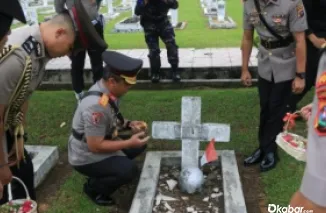 Kapolda Sumbar beserta jajaran saat ziarah kubur di taman makam pahlawan, Kusuma Negara, Kota Padang, Senin (23/6/2025)(Foto: dok. Humas Polda Sumbar)