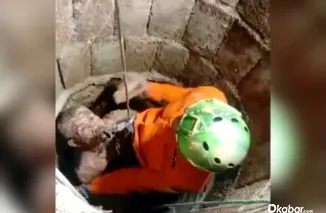 Korban saat dievakuasi dari dalam sumur oleh Tim SAR, Senin (23/6/2025)(Foto: dok. Humas Kantor SAR Padang)