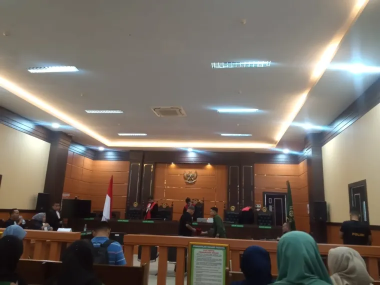 Suasana sidang di Pengadilan Negeri Kelas IA Padang, dugaan penembakan yang dilakukan Kepala Bagian Operasi Polres Sosel, AKP Dadang Iskandar, yang menembak rekannya Kasatreskrim AKP Ryanto Ulil. (DI)
