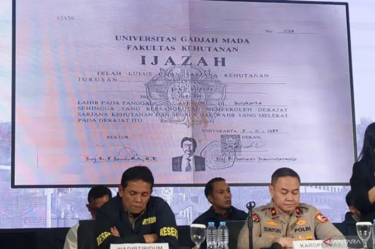 Jokowi minta tunda pemeriksaan kasus ijazah palsu karena alasan kesehatan. (ANTARA FOTO/FAUZAN)