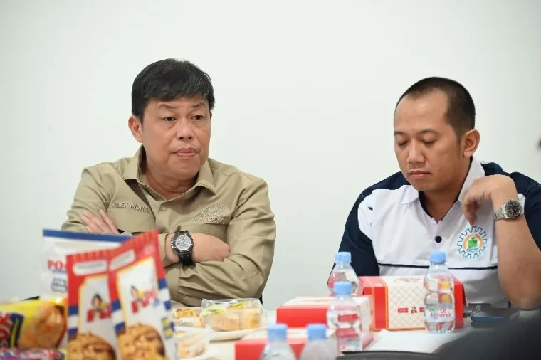 Wakil Ketua Komisi IV DPR RI Alex Indra Lukman memberikan keterangan pers terkait temuan beras oplosan yang mengejutkan publik. (Foto: Ist)