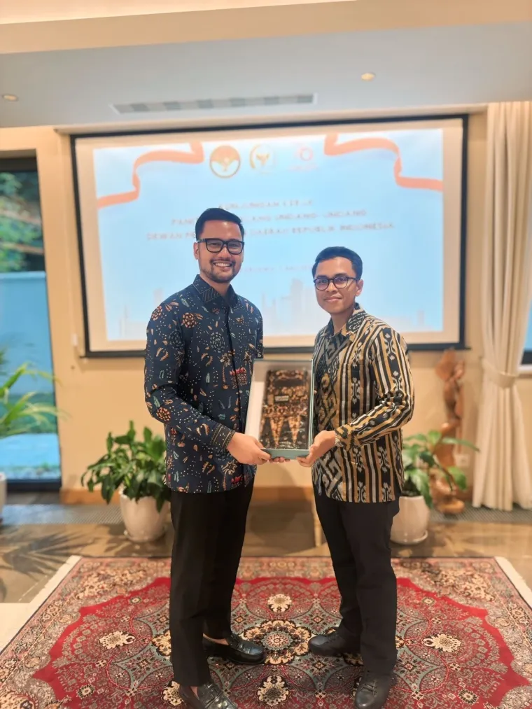 Anggit Kurniawan Nasution memberikan cinderamata berupa Batik Equator, batik khas Pasaman, kepada Wahyu Permana selalu Plt Duta Besar Indonesia untuk Polandia