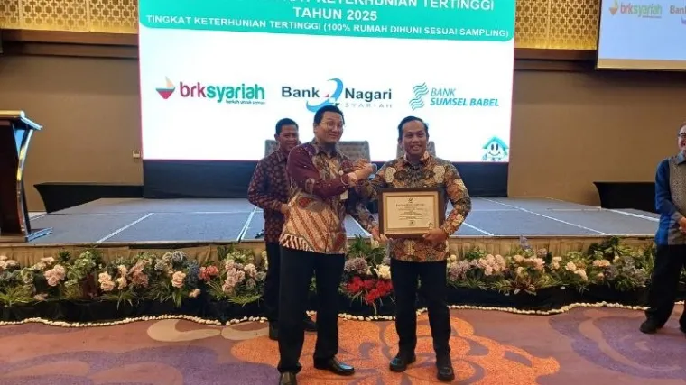 Direktur Utama (Dirut) Bank Nagari Gusti Candra ketika menerima penghargaan dari BP Taoera. (Ist)