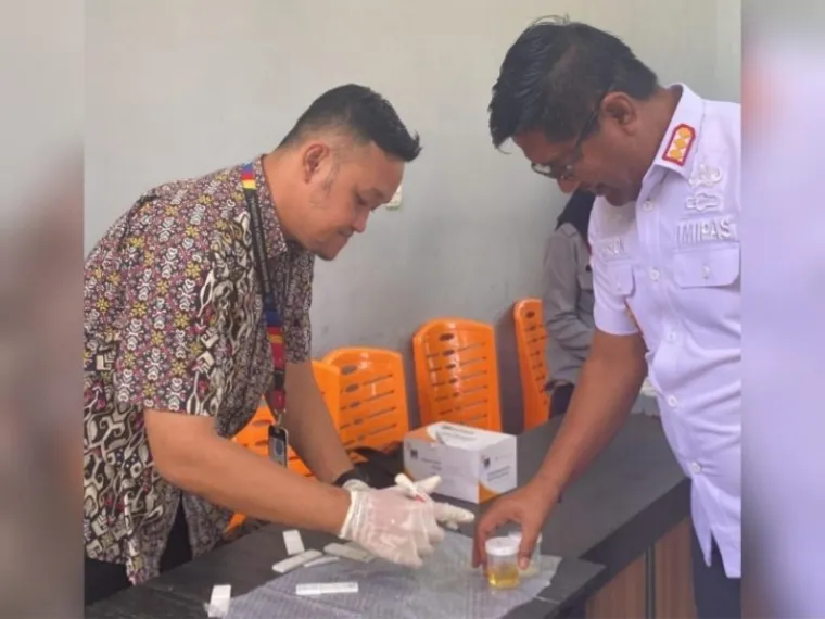 Kalapas Padang, Junaidi Rison yang ikut dalam tes urine, Selasa (8/7/2025)