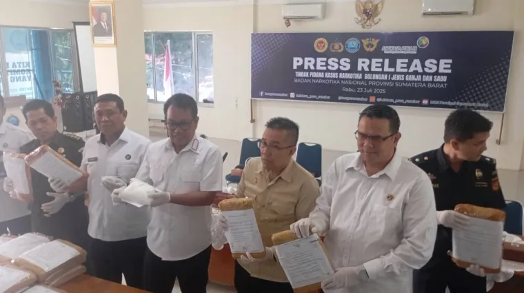 Kepala BNNP Sumbar Brigjen Pol Dr. Riki Yanuarfi, S.H., M.Si memperlihatkan Barang Bukti pengungkapan penyalahgunaan narkotika di Kantor BNNP Sumbar, Rabu (23/7/2025) (DI)