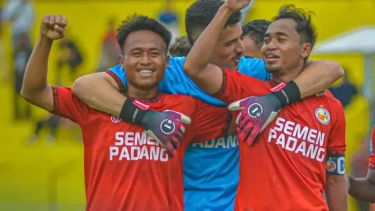 Kapten Semen Padang FC, Rosad Setiawan berselebrasi bersama Kiper Arthur Agusto dan pemain bertahan Rian usai mencetak gol ke gawang Persita Tangerang. (Foto: Liga 1 Match / Instagram)