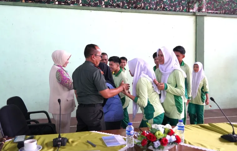 Komandan Korem 032/Wbr, Brigjen TNI Mahfud, didampingi Ketua Persit KCK Koorcab 032 PD I/BB Mita Mahfud, bersalaman dengan para peserta didik. (Ist)