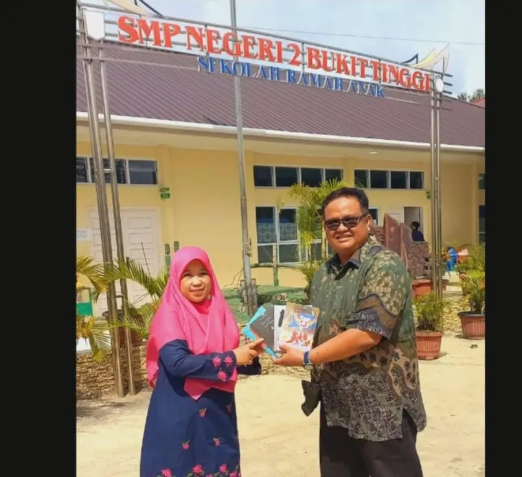 Penyerahan buku yang diserahkan ke sekolah. (Ist)