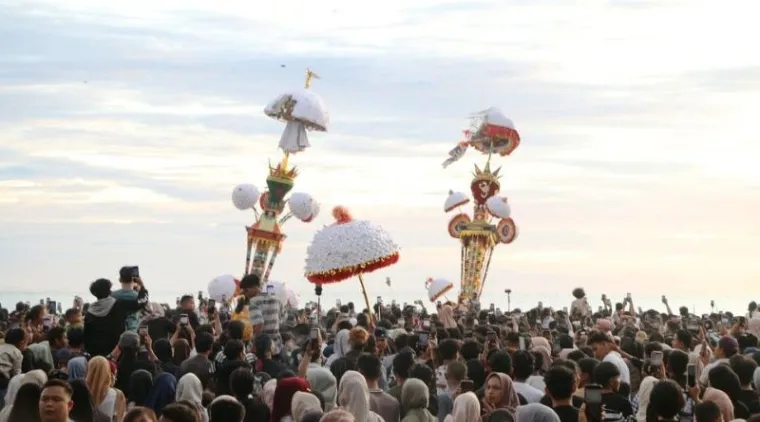 Sekitar 200 ribu pengunjung menyaksikan detik-detik dua Tabuik dihoyak dan dibuang ke laut dalam puncak Pesona Budaya Hoyak Tabuik Piaman 2025, di Pantai Gandoriah, Pariaman. [Foto: Dok. Diskominfo Pariaman]
