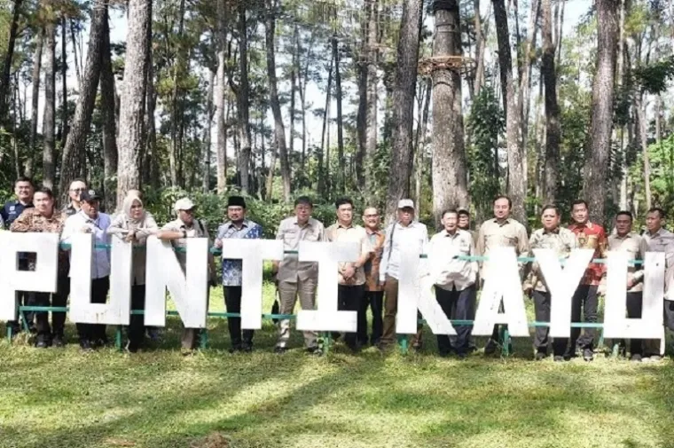 Wakil Ketua Komisi IV DPR RI Alex Indra Lukman bersama tim kunjungan kerja meninjau kondisi TWA Punti Kayu, didampingi Wakil Wali Kota Prima Salam dan Pengelola TWA Punti Kayu Raden Azka di Palembang, Sumatera Selatan, Jumat (18/07/2025). (Foto: Ist)