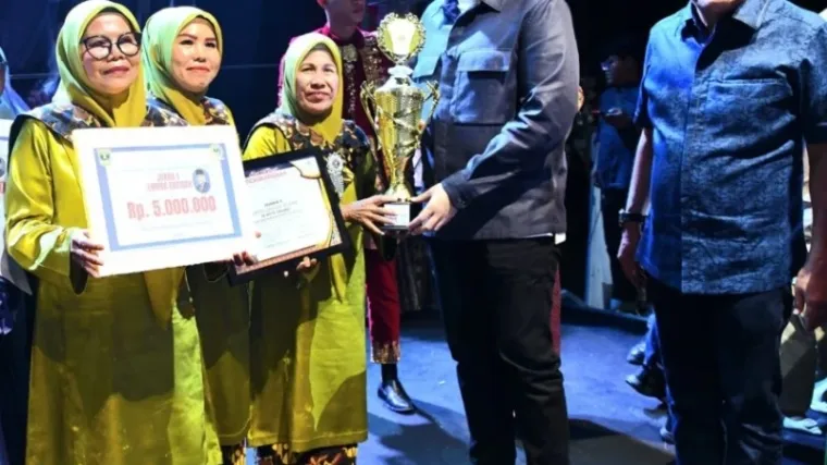 Wali Kota Padang, Fadly Amran, mengapresiasi Festival Seni Budaya yang berlangsung meriah di Lapangan Apeksi, Komplek Balai Kota Padang. (Ist)
