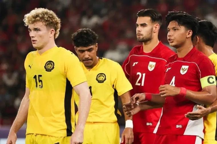 Pemain Timnas Indonesia U-23, Jens Raven (tengah) dan Kadek Arel mendapatkan penjagaan dari pemain Malaysia dalam laga Grup A Piala AFF U-23 2025, Jakarta, Senin (21/07/2025). (Foto: bola.com)