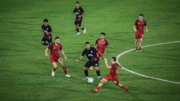 Pemain Semen Padang FC berusaha melewati kepungan pemain Kuala Lumpur City FC dalam laga uji coba di Stadion Kuala Lumpur. (Ist)