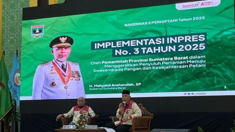 Gubernur Mahyeldi saat menjadi narasumber dalam Rakernas II Perhimpunan Penyuluh Pertanian Indonesia (Perhiptani) Tahun 2025 di Palembang, Senin (14/7/2025).