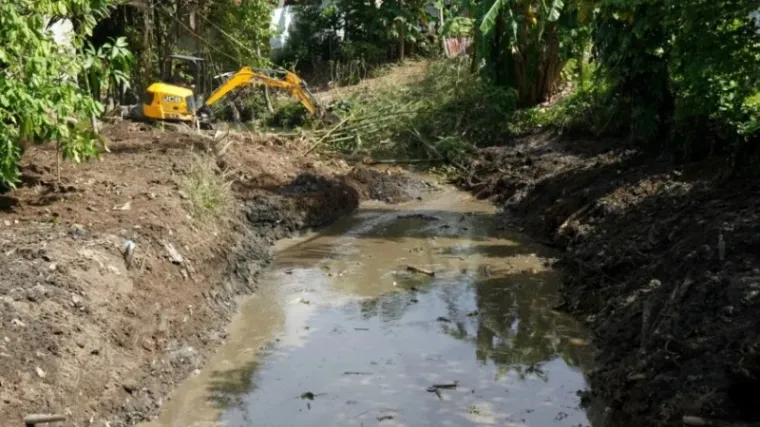 Dinas Pekerjaan Umum dan Penataan Ruang (PUPR) Kota Padang mengeruk Sungai Pampangan Nan XX, Kecamatan Lubuk Begalung