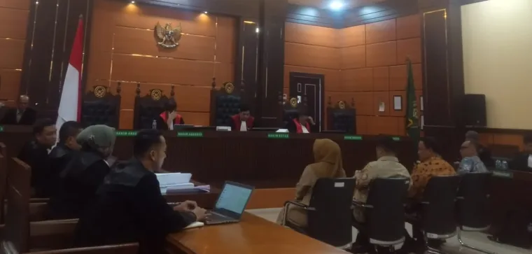 Suasana sidang di Pengadilan Negeri Kelas IA Padang, dugaan penembakan yang dilakukan Kepala Bagian Operasi Polres Sosel, AKP Dadang Iskandar, yang menembak rekannya Kasatreskrim AKP Ryanto Ulil Anshar beberapa waktu lalu (Foto: Di)