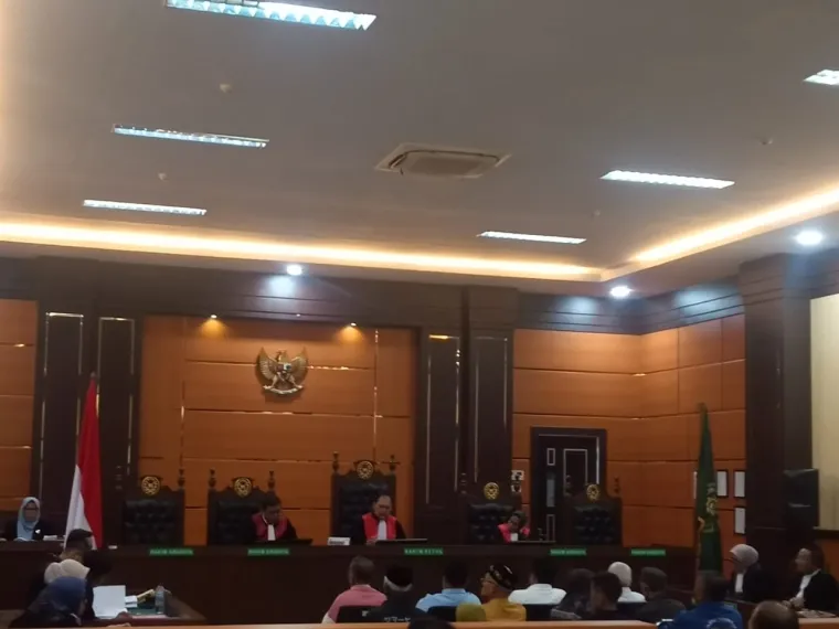 Sidang dugaan korupsi ganti kerugian pembebasan jalan tol di atas lahan taman Keanekaragaman Hayati (Kehati) Ibu Kota Kabupaten (IKK) Pemerintah kabupaten (Pemkab), yang merugikan keuangan negara, di Pengadilan Tindak Pidana Korupsi pada PN Padang (DI)