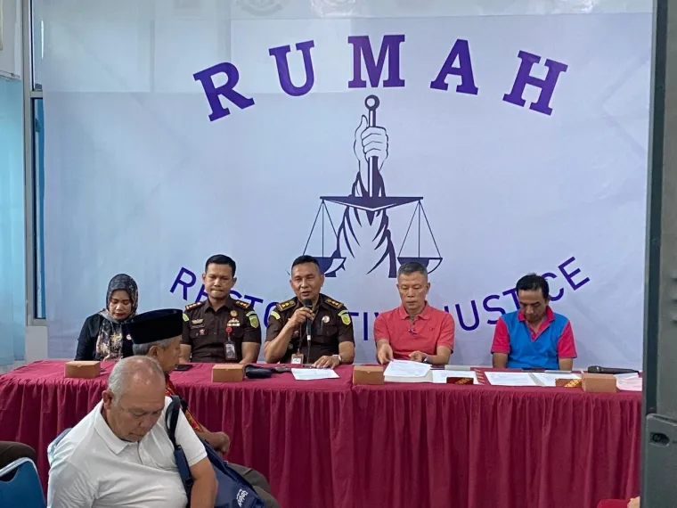 Pelaksanaan Restorasti Justice (RJ) oleh Kejaksaan Negeri (Kejari) Padang, di Kantor Camat Koto Tangah. (Foto: Ist)