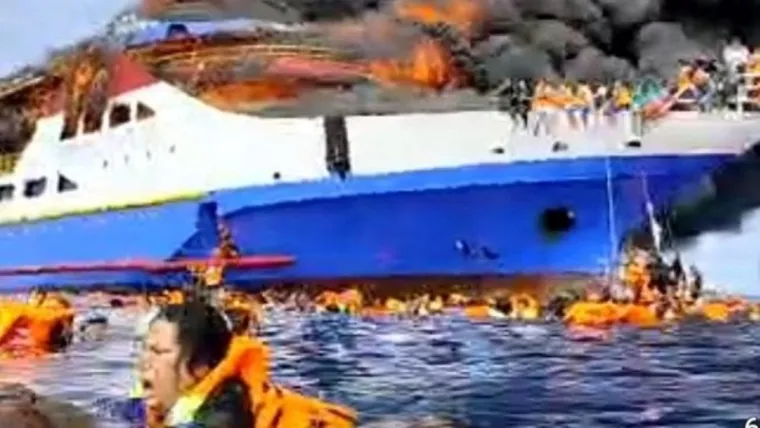 Foto: KM Barcelona 5 dilaporkan terbakar di Pulau Taliase, Minahasa Utara. (dok. Istimewa)