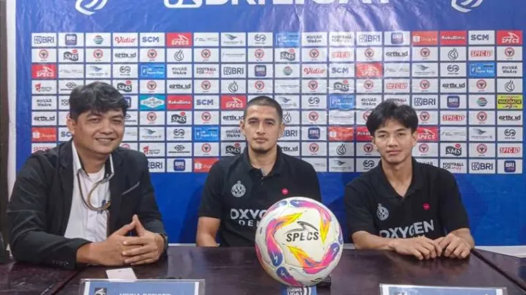 Caretaker Hengki Ardiles dan pemain Semen Padang FC, Muhammad Iqbal, saat jumpa pers jelang laga versus Barito Putra. (foto: Ist)