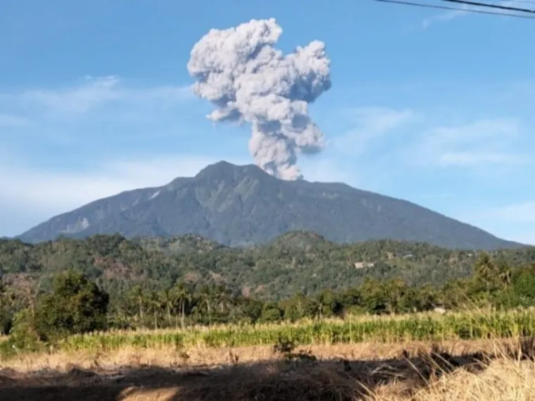 Marapi Erupsi, Warga Sekitar Rasakan Dentuman dan Getaran yang Keras