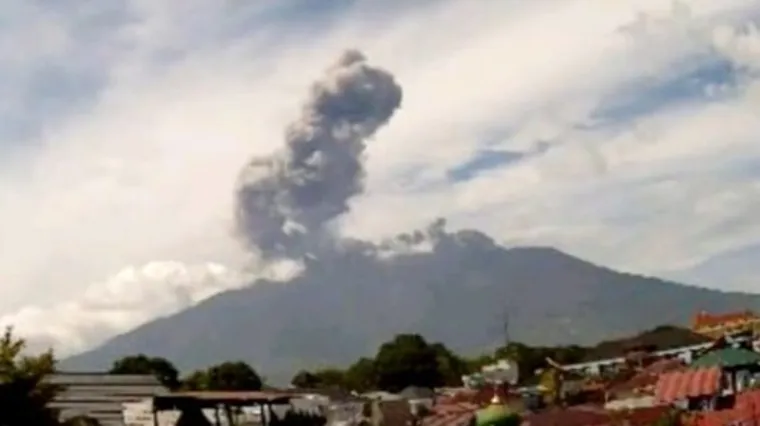 Gunung Marapi Erupsi, Kolom Abu Capai Setinggi 1.200 Meter