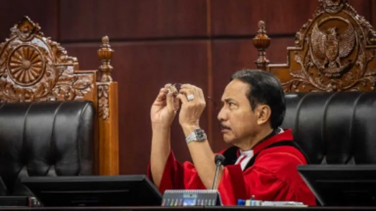 Ketua Mahkamah Konstitusi Suhartoyo mengamati kacamata saat memimpin sidang pengucapan putusan sela (dismissal) sengketa Pilkada 2024 di Gedung Mahkamah Konstitusi, Jakarta, Selasa (4/2/2025). ANTARA FOTO/Bayu Pratama S
