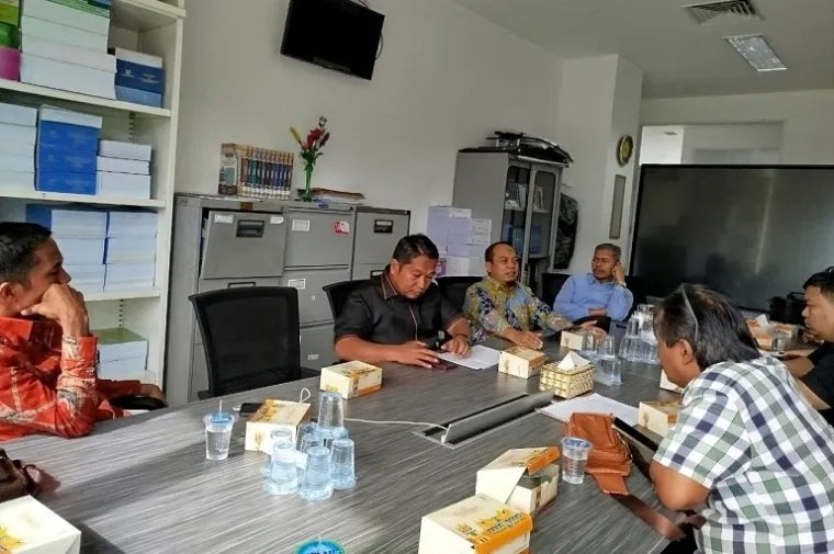 Ketua DPRD Padang, Muharlion, menyampaikan strategi peningkatan PAD saat diskusi bersama wartawan Forum Wartawan Parlemen (FWP) di Kantor DPRD Padang, Senin pagi (21/7/2025). (Foto: Ist)