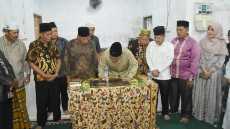 Wakil Wali Kota Padang Maigus Nasir saat meresmikan Musala Nurul Hidayah di Kecamatan Pauh. [Foto: Humas Pemko]