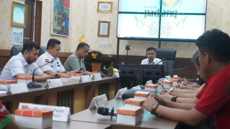Asisten II Bidang Perekonomian dan Pembangunan Setdako Padang, Didi Aryadi saat rapat persiapan Padang Great Sale di Aula Dinas Perdagangan. (Ist)