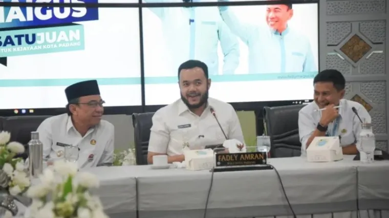 Wali Kota Padang Fadly Amran memimpin langsung rapat koordinasi dalam rangka mematangkan persiapan peringatan Hari Jadi ke-356 Kota Padang yang digelar di Gedung Putih. (Ist)